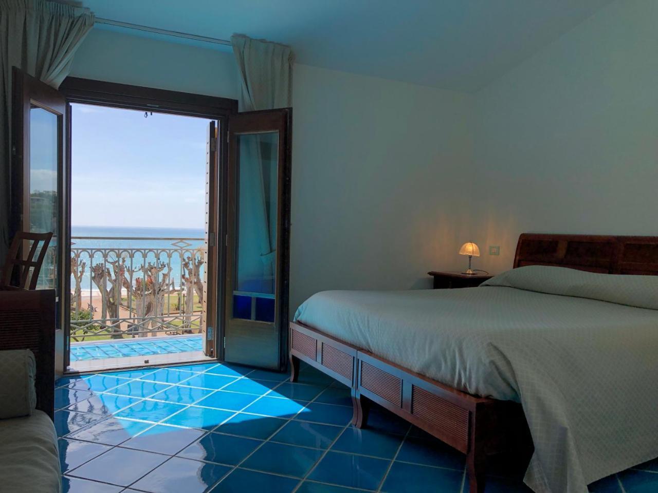 Hotel Pisacane Сапри Екстериор снимка